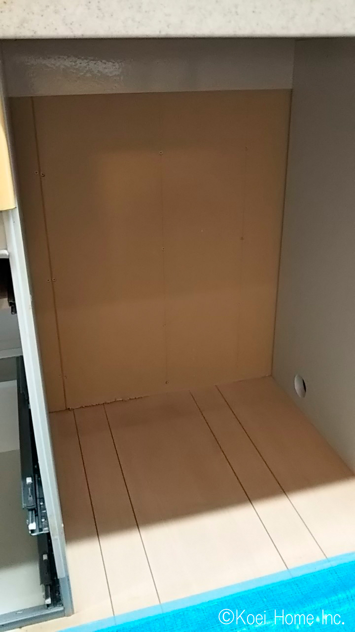 工事中
フローリングも奥まで貼ってあり、設置条件はとてもよいですが、床から天板下までが813㎜とギリギリのため、少し天板を浮かせて納めます。