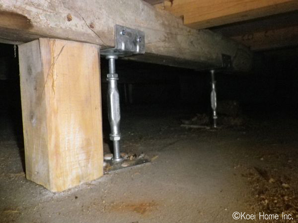 鋼製束を設置し既存の束を根元からカットしました。
土間を打った後に追加された束の脇にも補強として設置しています。