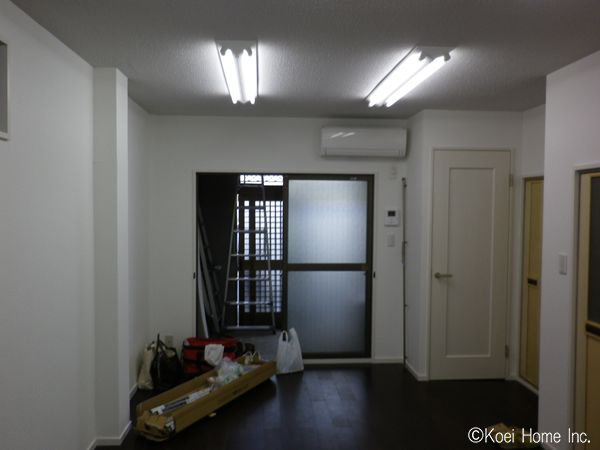 室内仕上がりの様子
以前はカーテンで仕切られていた部分には建具（ドア）を設置しました。
エアコンも新規で取り付けました。