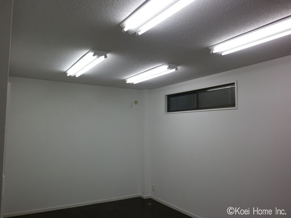 室内仕上がりの様子
以前はカーテンで仕切られていた部分には建具（ドア）を設置しました。
エアコンも新規で取り付けました。