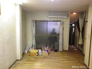 工事前
続いて内装工事です。床・クロスを貼り替えていきます。
天井は、ジプトーンのようなパネルであった為、塗装を全面に施します。
納戸としてお使いになっていたため、床の傷み、クロスの汚れが目立ちました。