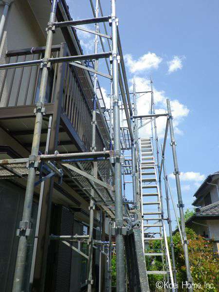 外壁塗装のための足場組立の様子