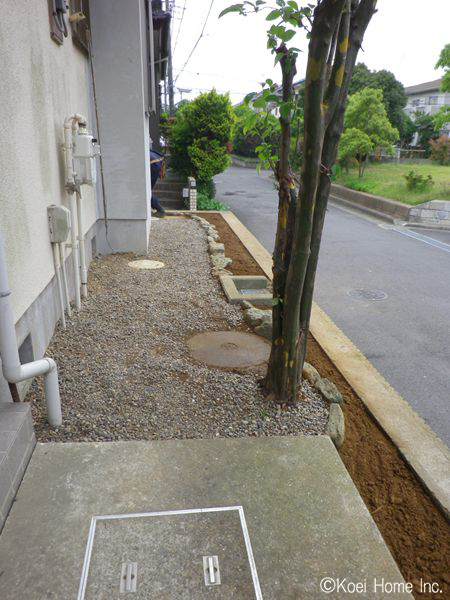 エントランス側の樹木伐採の様子。
新築当初から植えられていた「かりん」の木を残しました。