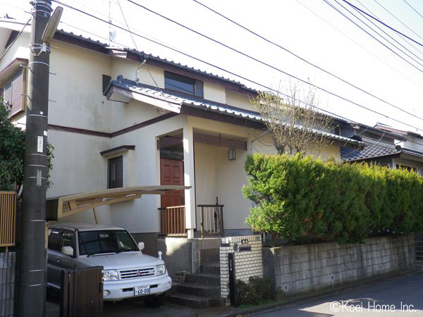 工事前
外壁面の汚れを高圧洗浄により清掃してから、外壁塗装にとりかかります。
塗装は、既存色より少し明るい色を選ばれました。