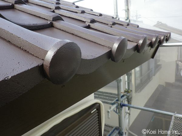 屋根を既存のグレー色から茶色へ塗り替えます。