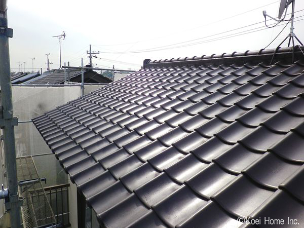 屋根を既存のグレー色から茶色へ塗り替えます。