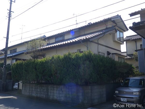 工事前
外壁面の汚れを高圧洗浄により清掃してから、外壁塗装にとりかかります。
塗装は、既存色より少し明るい色を選ばれました。