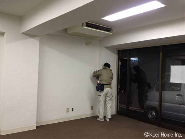 床は、部分的に不陸が見られたのですが、それを目立たなくすることと、高級感をだす目的でタイルカーペットを採用。
最後に全体のクリーニングを行い、お引き渡しとなりました。