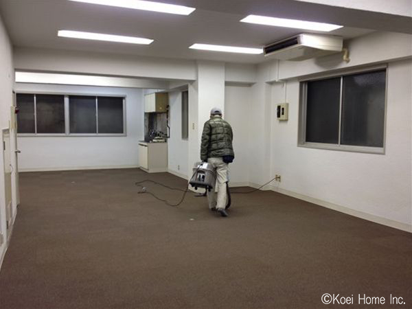 床は、部分的に不陸が見られたのですが、それを目立たなくすることと、高級感をだす目的でタイルカーペットを採用。
最後に全体のクリーニングを行い、お引き渡しとなりました。