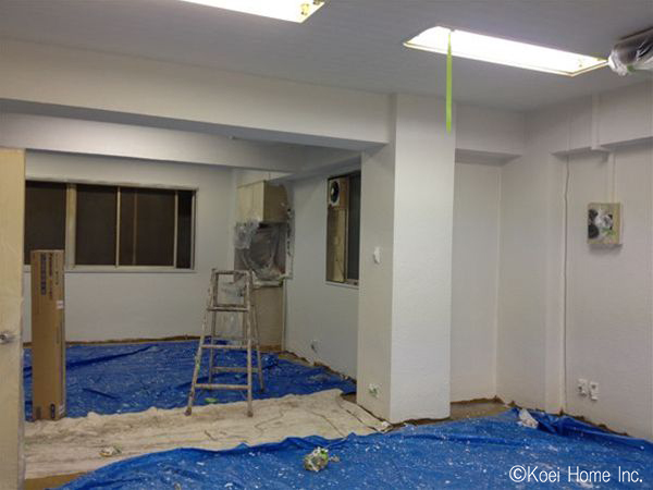 室内の壁はたばこのヤニで汚れていたため、真っ白な塗装を施すと後からヤニが浮いてきてしまいます。
なのでアイボリーに近い色を塗装していきます。