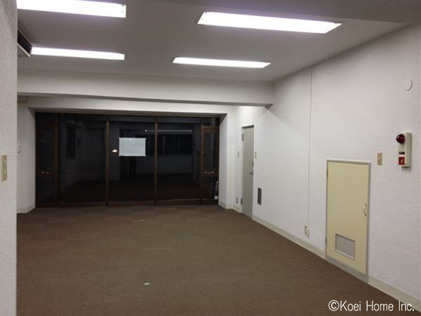 床は、部分的に不陸が見られたのですが、それを目立たなくすることと、高級感をだす目的でタイルカーペットを採用。
最後に全体のクリーニングを行い、お引き渡しとなりました。