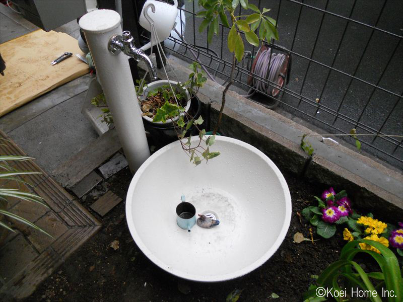 水場の手水鉢を取り付けて、新たなエントランスの完成です。