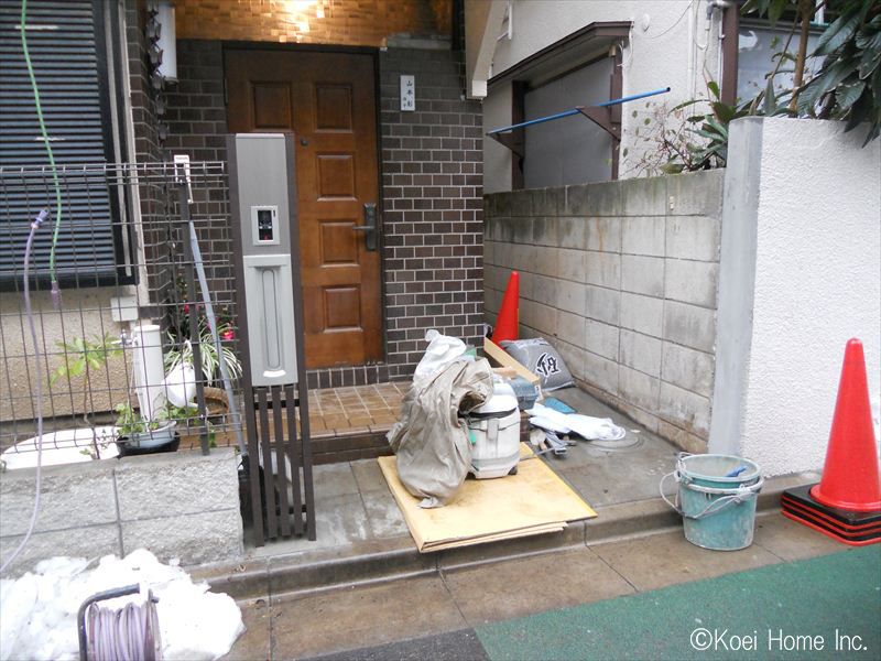 門廻りを仕上げていきます。インターフォンユニットを立ててポストやインターフォンを設置します。
その後に門扉の設置です。今回設置した門扉は扉式ではなくジャバラの様になっており、開くとコンパクトにまとまります。
自転車の出入りもある個所なので、なるべく間口を広くとれる形状のものにしました。