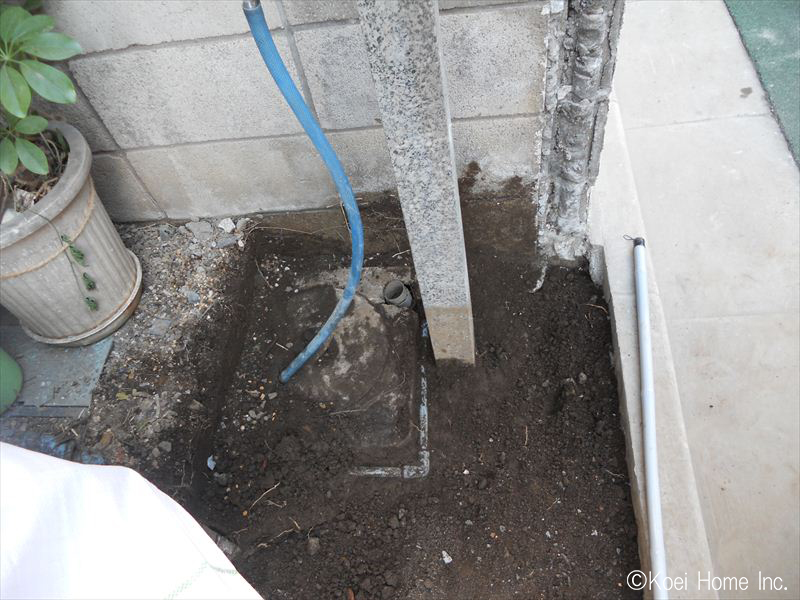 工事前：水場
続いて水場を移設します。
既存の水場は新たに自転車置き場となるため、フェンスを設置する側に移設します。
移設のために、ポーチの下を掘り給排水配管を埋設しました。
