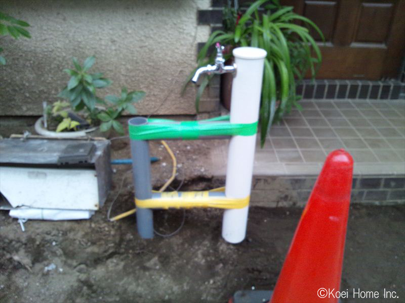 工事中：新規水栓柱仮設
配管工事が完了すると新規に設置する水栓柱を立てました。
この時同時に、インターフォン用の配線を埋設する工事も行っています。