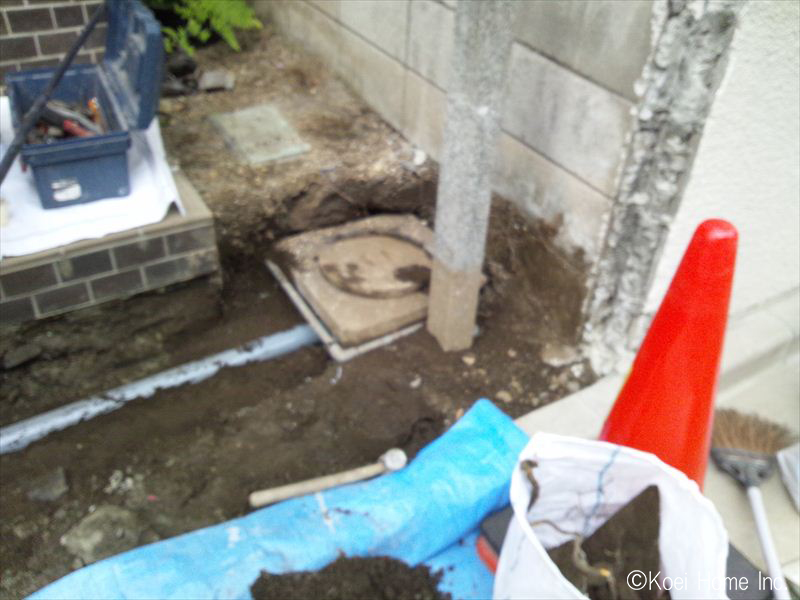 工事中：排水管埋設
水場を移設します。
既存の水場は新たに自転車置き場となるため、フェンスを設置する側に移設します。
移設の為に、ポーチの下を掘り給排水配管を埋設しました。