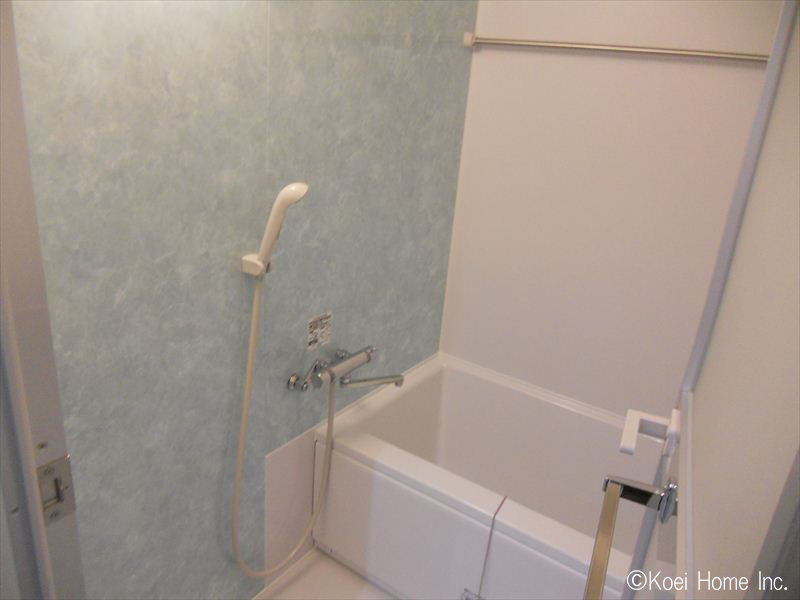 既存の３点ユニットバスは撤去し、洗面台およびトイレを浴室から独立させました。