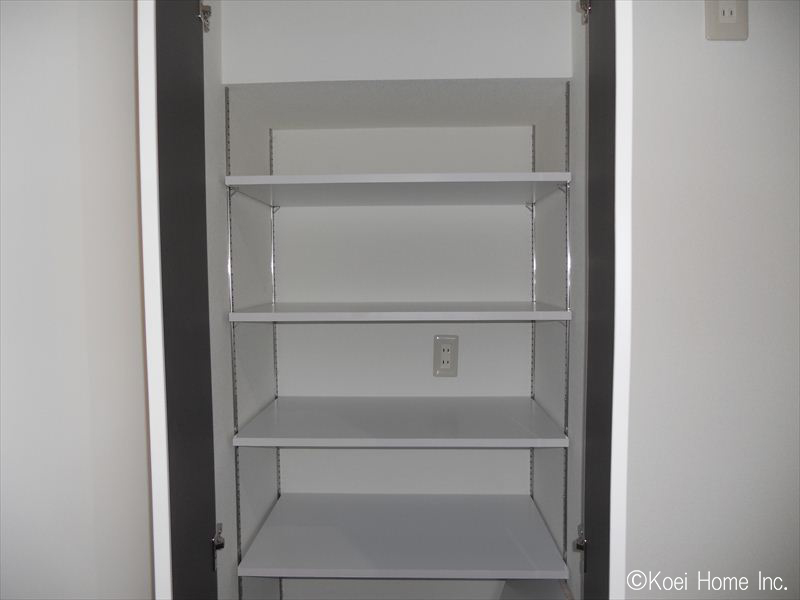 キッチンの背面には可動棚付の収納を設けました。
食器などのキッチン用品を置いたり、タオルなどの水回り品や掃除用具をしまったり、棚をとれば冷蔵庫を収納内にしまうこともできます。