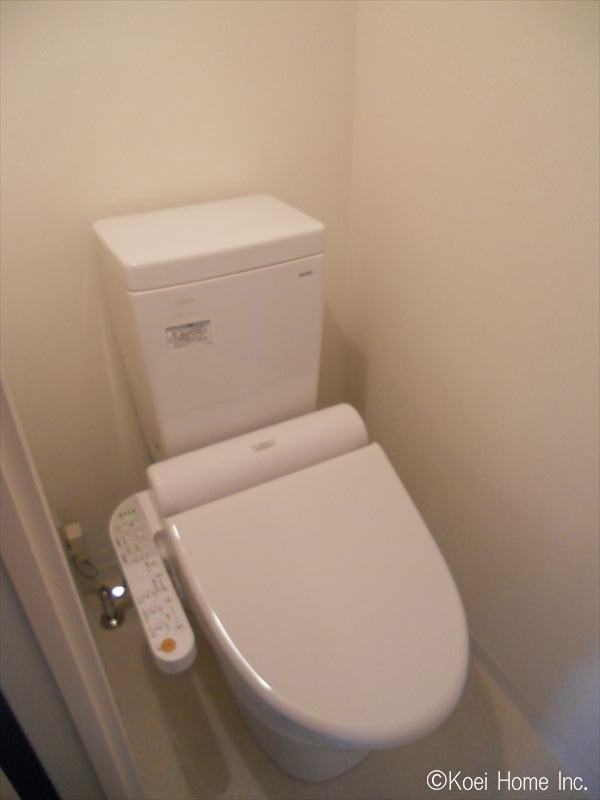 既存の３点ユニットバスは撤去し、洗面台およびトイレを浴室から独立させました。