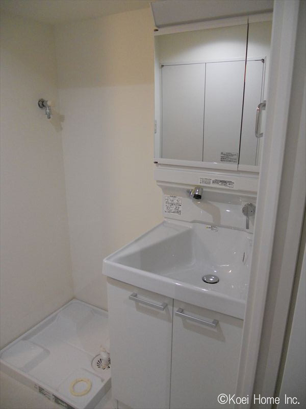既存の３点ユニットバスは撤去し、洗面台およびトイレを浴室から独立させました。