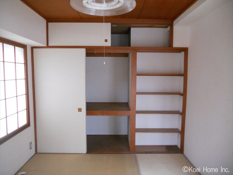 工事前：押入
和室にあった押入は、洋室になったのに合わせて奥行の広い押入部をクローゼット仕様に。
棚が設置されていた部分は棚板だけを新しくし、形状はそのまま生かしました。