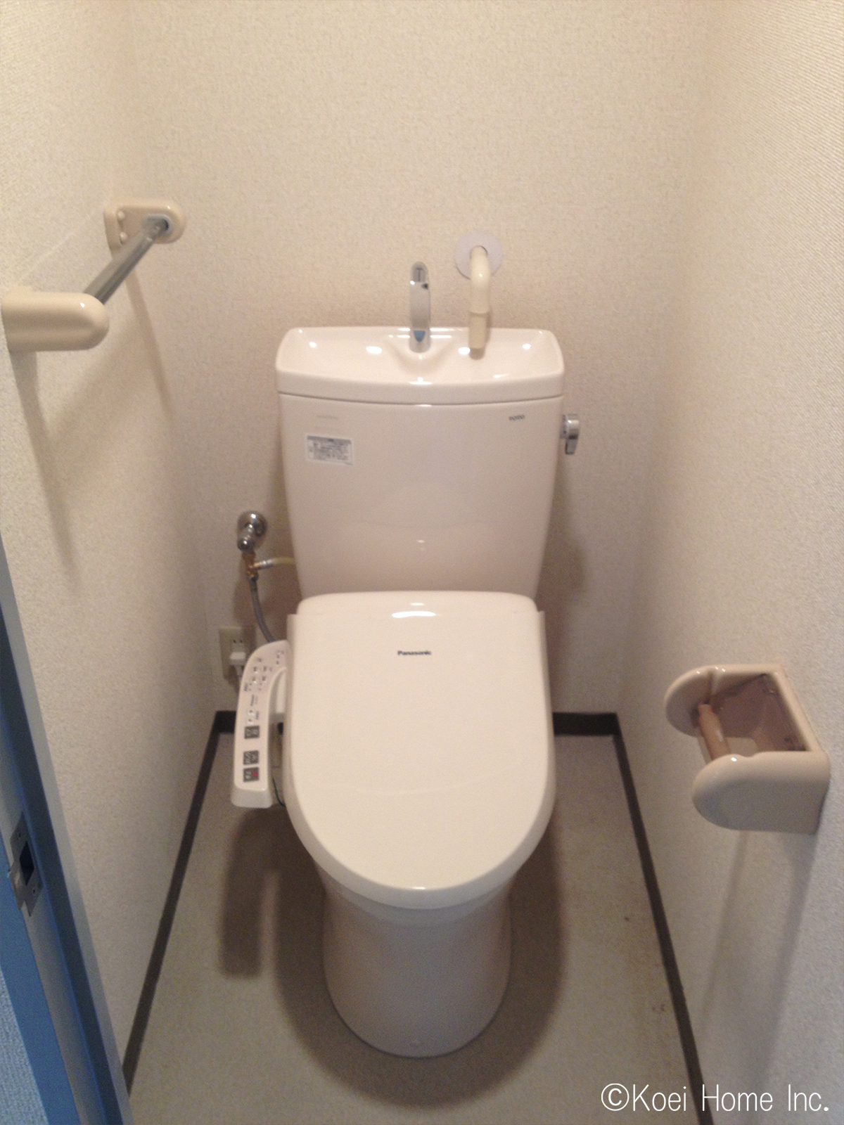 トイレ設備はINAX社の便器・タンクの組み合わせ、ウォシュレットはパナソニック製のものに。
床材・壁クロスは既存のままですが、とても明るくなりました。