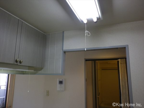 工事前：キッチン
対面キッチンは、吊戸棚があるため暗い印象でしたが、吊戸棚と周辺壁を撤去することに。
既存のビルトインガスオーブンは今後使用しないとのことでこちらも撤去。
水栓金具は水漏れを起こしていたため交換します。