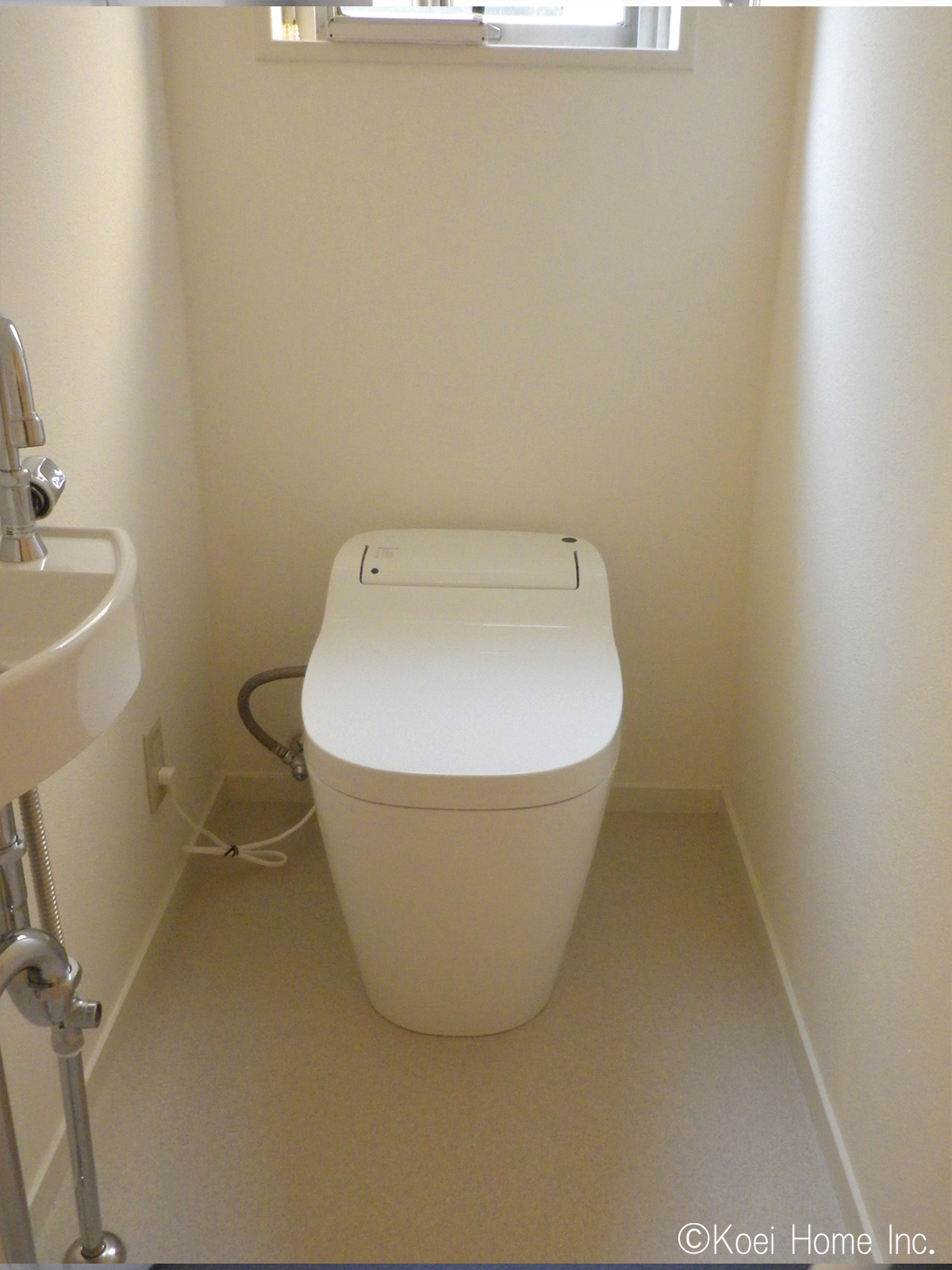 リノベーション後
以前トイレと洗面室には段差があり、トイレ側が一段上がっていましたがフラットになりました。
タンクレスの便器はパナソニック社のアラウーノ。