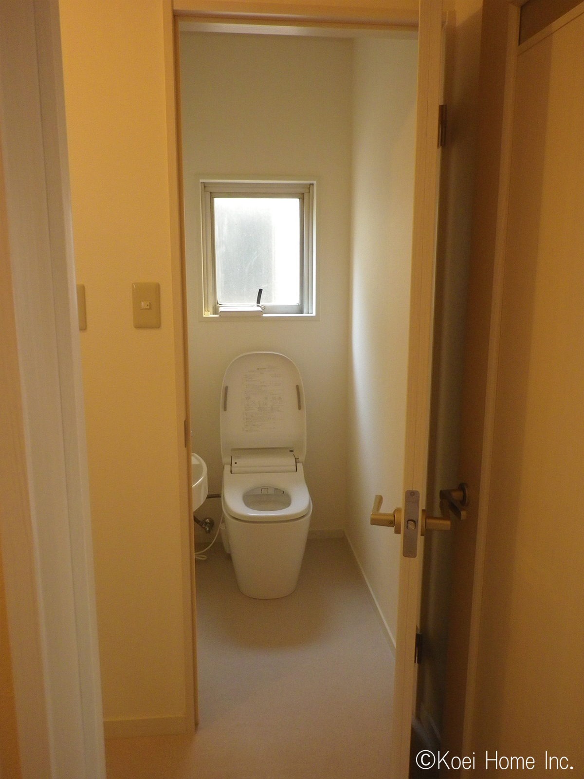 リノベーション後
以前トイレと洗面室には段差があり、トイレ側が一段上がっていましたがフラットになりました。
タンクレスの便器はパナソニック社のアラウーノ。