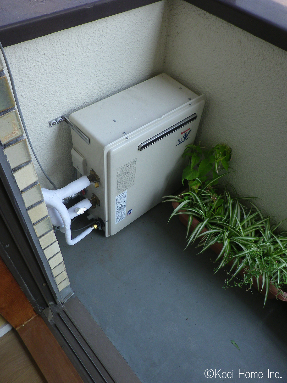 バルコニーにはひっそりと給湯器が。