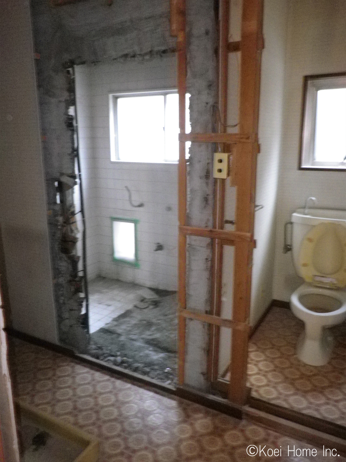 以前の浴室床高よりユニットバス床高が上がってしまうため、出来る限り土間を斫(はつ)ります。