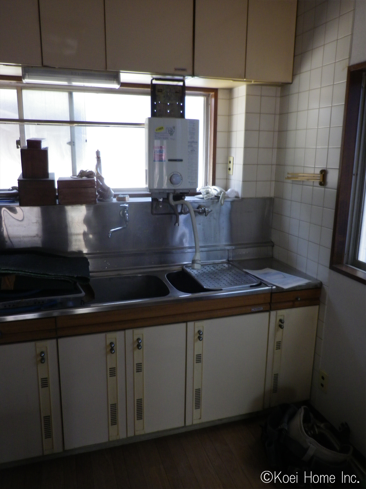 キッチンは既存のままですが瞬間湯沸かし器を撤去し、水栓金具を交換します。