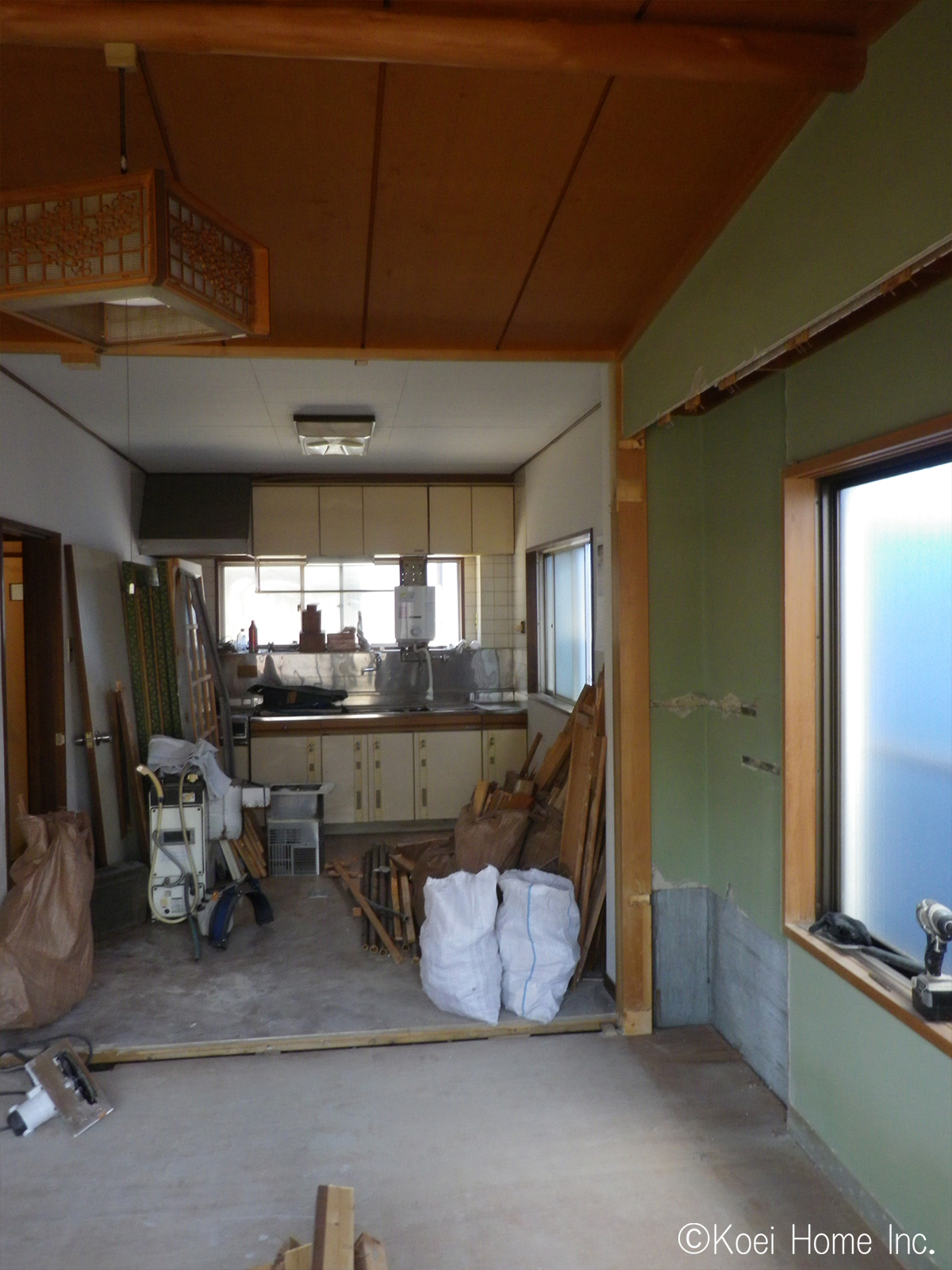 工事前・解体中
和室とダイニングとの間仕切壁を解体していきます。
