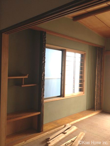 工事前・解体中
天井は船底天井になっており、立派な黒檀の床柱。
板間には意匠として竹が立てられていました。
しかしながら和の要素が強すぎてしまうため、棚・柱を撤去します。