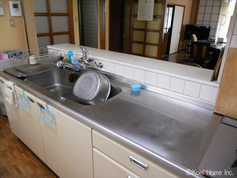 工事前
対面式Ｉ型キッチンになっており、キッチン背面には食器棚や作業用カウンターがあります。