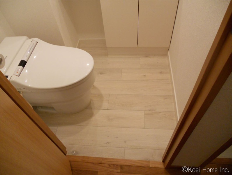 ＜床張り替え工事＞
洗面室・トイレはオークのフロアタイルです。こちらはホワイトカラーに。
こちらの幅木はフロアタイルに合わせ白いものでコーディネートしました。