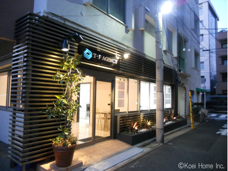 ＜植栽・看板工事＞
看板に向けて２灯、自動ドアに向けて１灯、植栽の中にもアッパーライトを４灯設置しています。