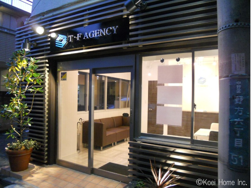 ＜植栽・看板工事＞
看板に向けて２灯、自動ドアに向けて１灯、植栽の中にもアッパーライトを４灯設置しています。
