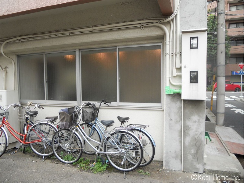 ＜ジョリパット工事＞
既存の壁面は吹付塗装されており、表面がボコボコしていました。
仕上げに使用するジョリパットのパターンは凹凸がほとんどない仕様です。
そのため初回に目の粗い下地材を塗り、２回目に少し目の細かいものを、３回目はさらに目の細かいものを塗り、やっと下地が完成です。