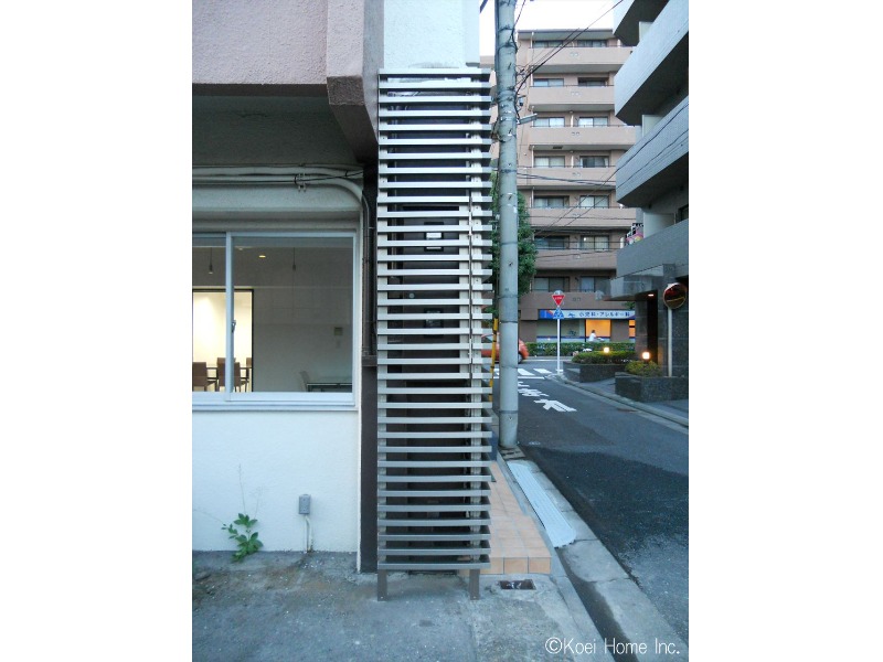 ＜ルーバー設置工事＞
エントランス向かって左側面に電気メーターがあるので、扉状にしたルーバーで開閉できるようにしています。