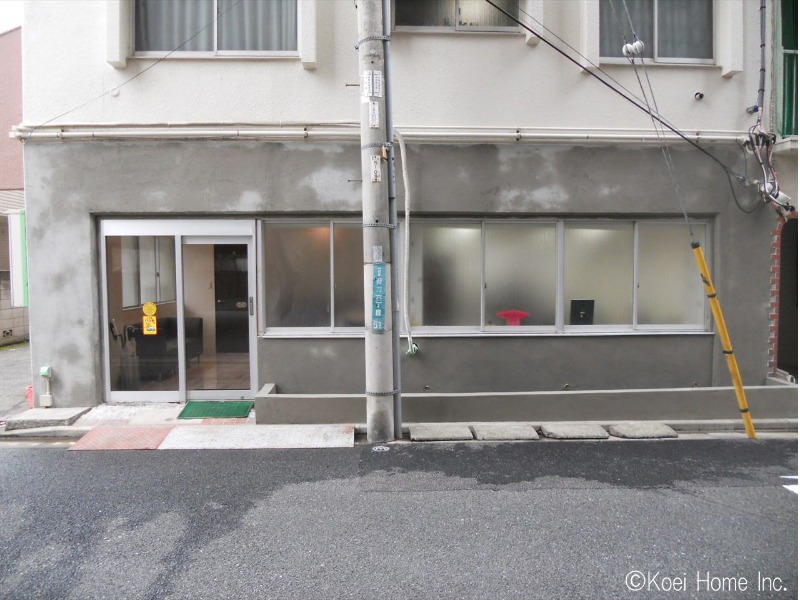 ＜ジョリパット工事＞
既存の壁面は吹付塗装されており、表面がボコボコしていました。
仕上げに使用するジョリパットのパターンは凹凸がほとんどない仕様です。
そのため初回に目の粗い下地材を塗り、２回目に少し目の細かいものを、３回目はさらに目の細かいものを塗り、やっと下地が完成です。