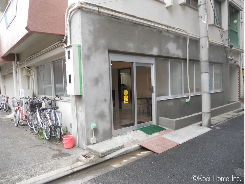 ＜ジョリパット工事＞
既存の壁面は吹付塗装されており、表面がボコボコしていました。
仕上げに使用するジョリパットのパターンは凹凸がほとんどない仕様です。
そのため初回に目の粗い下地材を塗り、２回目に少し目の細かいものを、３回目はさらに目の細かいものを塗り、やっと下地が完成です。