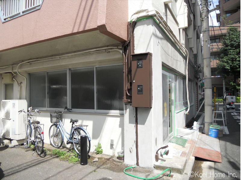 ジョリパットを仕上げる前に鉄部を同色で塗装します。
