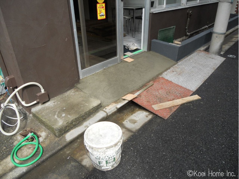 ＜タイル工事＞
店舗入口に貼ってあった既存タイルを半分程撤去し、新しいタイルを貼っていきます。
以前より勾配が緩くなるよう施工します。