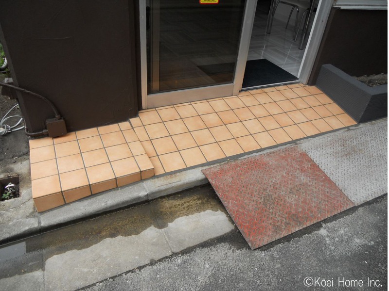 ＜タイル工事＞
店舗入口に貼ってあった既存タイルを半分程撤去し、新しいタイルを貼っていきます。
以前より勾配が緩くなるよう施工します。