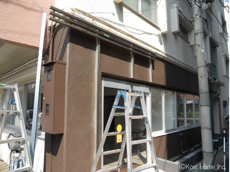 ＜ルーバー設置工事＞
下地を設置してから横ルーバーを設置していきます。