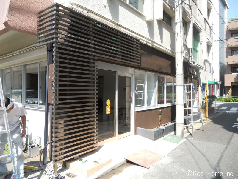 ＜ルーバー設置工事＞
下地を設置してから横ルーバーを設置していきます。