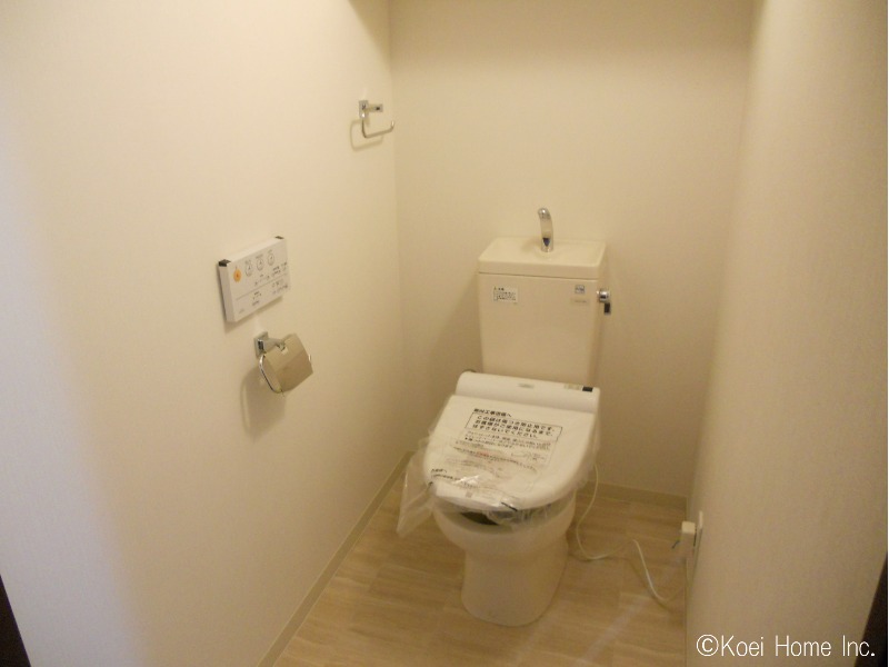 トイレはウォシュレットと内装、そして収納を変更しました。
高い位置にある収納では奥様の手が届かないとのことで、背面の照明器具の位置を変更して少し収納を大き目に、手が届く位置まで収納にしました。