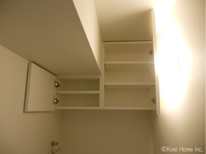 トイレはウォシュレットと内装、そして収納を変更しました。
高い位置にある収納では奥様の手が届かないとのことで、背面の照明器具の位置を変更して少し収納を大き目に、手が届く位置まで収納にしました。