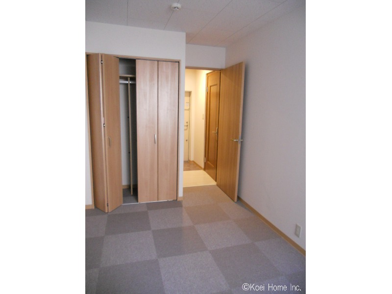 ３部屋の中央の部屋に、リビングダイニングキッチンと洗面お風呂をまとめ、その部屋を挟むように２部屋の個室とトイレを設置しました。